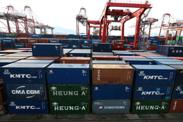 Các container vận chuyển xếp chồng lên nhau trong khu cảng container ở Cảng Busan, Nam Hàn, hôm 05/11/2021. (Ảnh: Chung Sung-Jun/Getty Images)