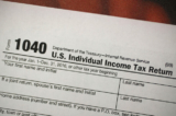 Ảnh chụp biểu mẫu 1040 được người nộp thuế ở Hoa Kỳ sử dụng để nộp tờ khai thuế thu nhập hàng năm. (Ảnh: Joe Raedle/Getty Images)