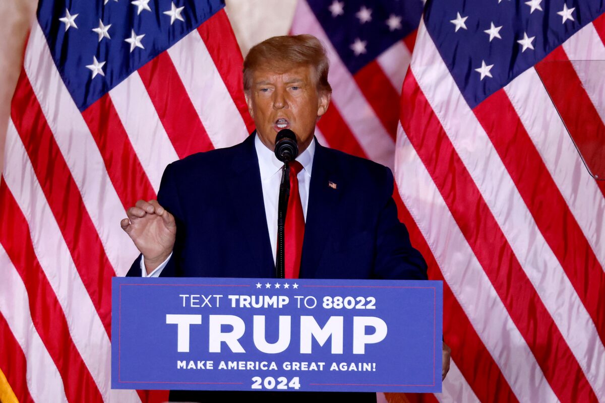 Cựu Tổng thống Donald Trump nói chuyện tại Câu lạc bộ Mar-a-Lago ở Palm Beach, Florida, vào ngày 15/11/2022. (Ảnh: Alon Skuy/AFP qua Getty Images)
