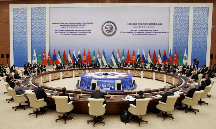 Đại diện các nước thành viên của hội nghị thượng đỉnh Tổ chức Hợp tác Thượng Hải tham dự một cuộc họp định dạng mở rộng của nguyên thủ các quốc gia thành viên SCO tại Samarkand, Uzbekistan, hôm 16/09/2022. (Ảnh: Sputnik/Sergey Bobylev/Pool qua Reuters)
