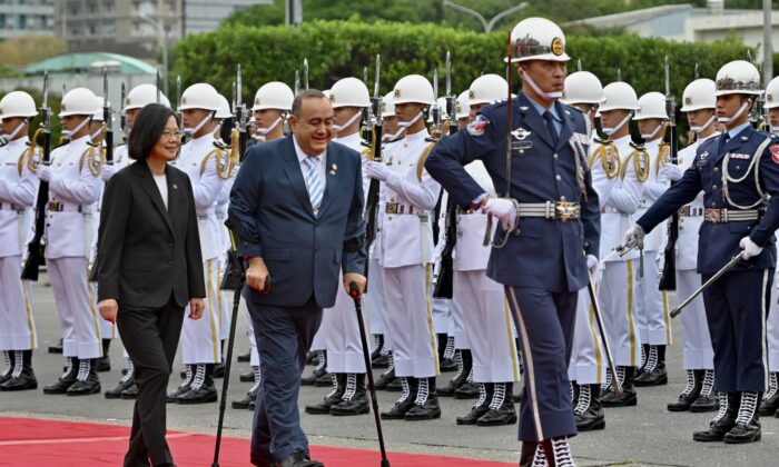 Tổng thống Guatemala Alejandro Giammattei (giữa) và Tổng thống Đài Loan Thái Anh Văn (phải) tham dự một buổi lễ chào đón quân đội trước Văn phòng Tổng thống ở Đài Bắc hôm 25/04/2023. (Ảnh: Sam Yeh/AFP qua Getty Images)