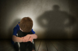 Trẻ em bị nhốt trong một căn phòng trống, bị đe dọa và sợ hãi, điều này sẽ khiến trẻ cảm thấy bất an, trở nên buồn bực và dễ cáu kỉnh. (Ảnh: Shutterstock)