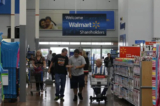 Khách hàng mua sắm tại một siêu thị Walmart ở Rogers, Arkansas, vào ngày 06/06/2013. (Ảnh: Rick Wilking/Reuters)