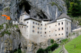 Lâu đài Predjama tọa lạc tại lối vào của một hang động khổng lồ ở phía tây nam Slovenia, bên dưới là một vách đá dựng đứng cao 400 feet. (Ảnh: Shutterstock)