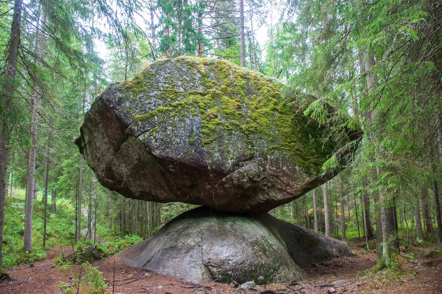 Tảng đá thăng bằng Kummakivi ở đông nam Phần Lan. (Ảnh: Shutterstock)
