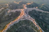 Thị trấn Centuripe trên đảo Sicily ở Ý nhìn từ trên xuống giống như một người khổng lồ. (Ảnh: Shutterstock)