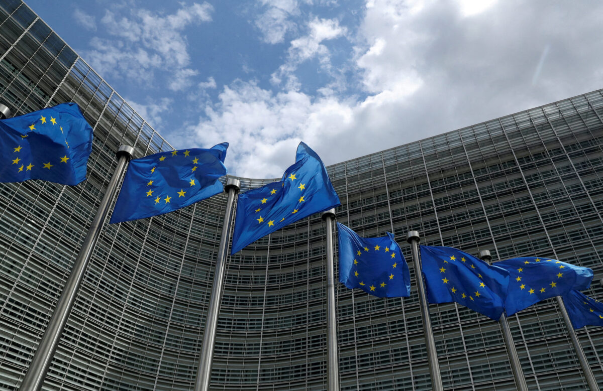 Quốc kỳ của Liên minh Âu Châu tung bay bên ngoài trụ sở Ủy ban Âu Châu tại Brussels, Bỉ, vào ngày 05/06/2020. (Ảnh: Yves Herman/Reuters)