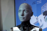 ‘Ameca,’ một robot hình người, được trưng bày tại Hội nghị Quốc tế về Khoa học người máy và Tự động học ở London hôm 30/05/2023. (Ảnh: Reuters/Ảnh chụp màn hình qua The Epoch Times)