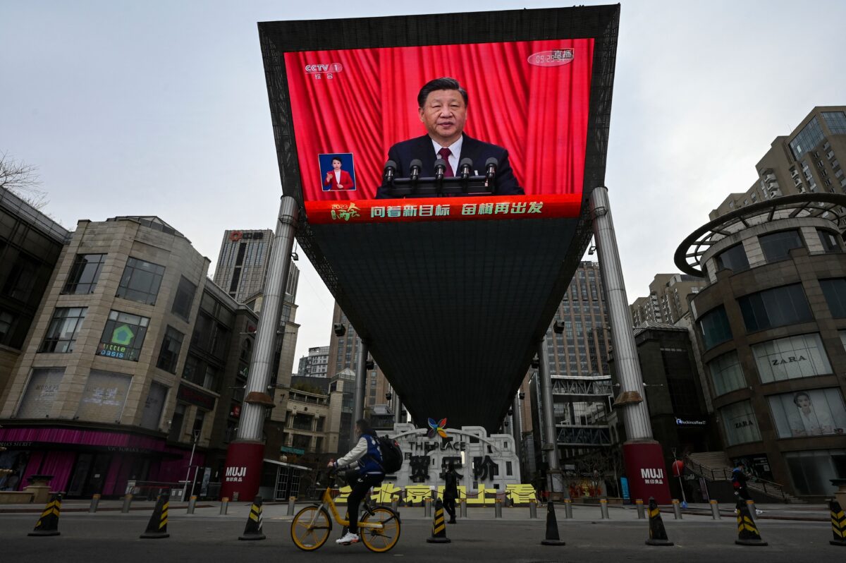 Một màn hình ngoài trời chiếu tin tức trực tiếp về việc lãnh đạo Trung Quốc Tập Cận Bình có bài diễn thuyết trong phiên bế mạc của Đại hội Đại biểu Nhân dân Toàn quốc (NPC) tại Đại lễ đường Nhân dân, dọc theo một con phố ở Bắc Kinh, hôm 13/03/2023. (Ảnh: Jade Gao/AFP qua Getty Images)