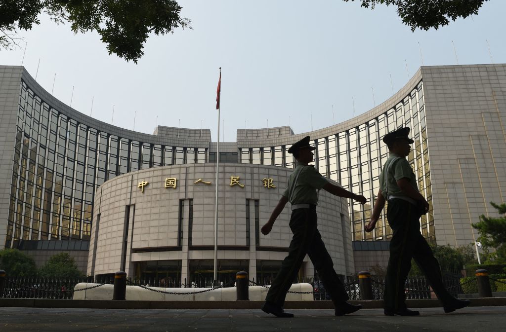 Công an bán quân sự tuần tra trước Ngân hàng Nhân dân Trung Quốc, ngân hàng trung ương Trung Quốc, tại Bắc Kinh vào ngày 08/07/2015. (Ảnh: Greg Baker/AFP/Getty Images)