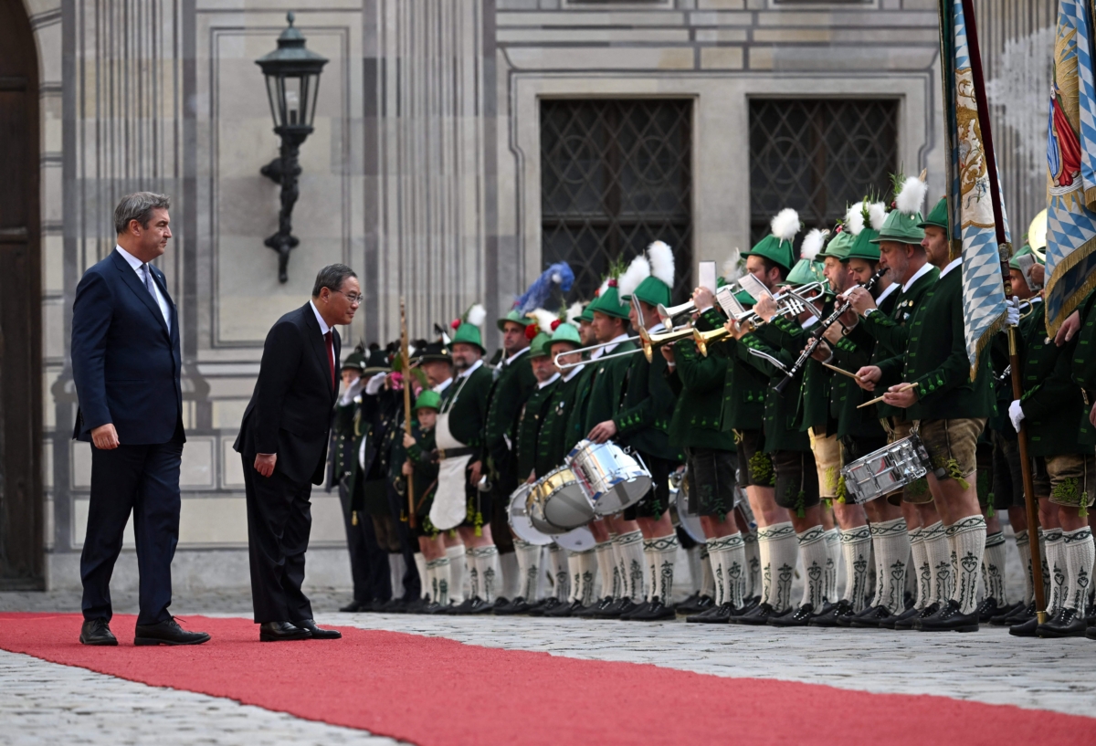 Thủ hiến tiểu bang Bavaria và cũng là lãnh đạo đảng Liên minh Xã hội Cơ Đốc Giáo (CSU) Markus Soeder cùng với Thủ tướng Trung Quốc Lý Cường chào đón biệt đội danh dự các tay súng miền núi người Bavaria tại Residenz, nơi từng là cung điện hoàng gia của Vương tộc Wittelsbach xứ Bavaria, ở Munich, miền nam nước Đức, vào ngày 20/06/2022. (Ảnh: Christof Stache/AFP qua Getty Images)