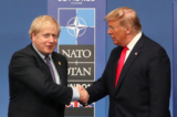 Thủ tướng Anh Boris Johnson bắt tay với Tổng thống Hoa Kỳ Donald Trump trên sân khấu trong hội nghị thượng đỉnh thường niên của các nguyên thủ quốc gia NATO vào ngày 04/12/2019 tại Watford, Anh Quốc. (Ảnh: Steve Parsons-WPA Pool/Getty Images)