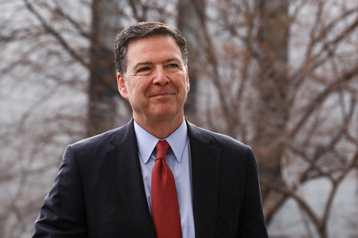 Cựu Giám đốc FBI James Comey đến Tòa nhà Văn phòng Rayburn House ở Hoa Thịnh Đốn vào ngày 17/12/2018. (Ảnh: Samira Bouaou/The Epoch Times)