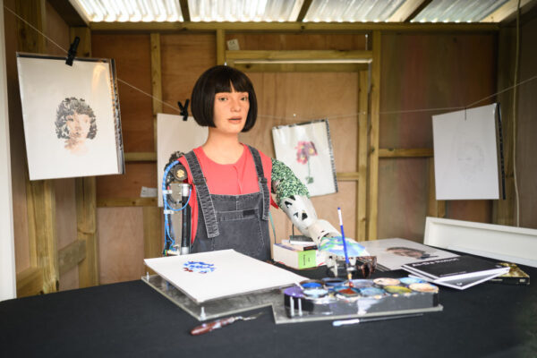 Ai-DA, nghệ sĩ robot đầu tiên trên thế giới, vẽ hình tượng của các tiết mục tiêu biểu trong Gian hàng robot Ai-DA ở Xứ sở Tưởng tượng, trong ngày thứ hai của Lễ hội Glastonbury tại Worthy Farm, Pilton ở Glastonbury, Anh Quốc, hôm 23/06/2022 .(Ảnh: Leon Neal/Getty Images)
