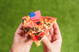 Những người nhập cư Ý đầu tiên đã mang bánh pizza đế mỏng truyền thống Napoli và bánh pizza đế dày Sicilia đến Hoa Kỳ. Tại đây, những chiếc bánh pizza kiểu Ý đã có sự giao thoa với đa văn hóa, từ đó cho ra lò nhiều loại bánh pizza mang phong cách cổ điển Mỹ. (Ảnh: Shutterstock)
