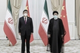 Trong bức ảnh hồ sơ do cơ quan ngôn luận Tân Hoa Xã của Trung Quốc công bố này, Tổng thống Iran Ebrahim Raisi (Phải) và lãnh đạo Trung Quốc Tập Cận Bình chụp ảnh bên lề cuộc họp tại hội nghị thượng đỉnh Tổ chức Hợp tác Thượng Hải ở Samarkand, Uzbekistan, vào ngày 16/09/2022. (Ảnh: Shen Hong/Tân Hoa Xã qua AP, Tư liệu)