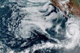 Bão Hilary, (phải), ngoài khơi bờ biển Thái Bình Dương của Mexico hôm 18/08/2023, lúc 1 giờ 10 phút chiều. Ảnh vệ tinh EDT. (Ảnh: NOAA qua AP)
