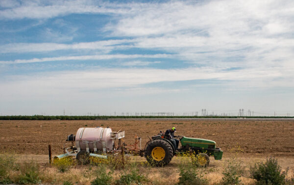 Một nông dân sử dụng máy kéo bên ngoài Sacramento, California, vào ngày 18/04/2022. (Ảnh: John Fredricks/The Epoch Times)