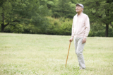 Một bác sĩ người Nhật Bản 95 tuổi đã về hưu chia sẻ 8 bí quyết để vừa trường thọ vừa hạnh phúc. Bức ảnh chụp một người đàn ông cao niên đang đi dạo, không liên quan đến bài viết này. (Ảnh: Shutterstock)