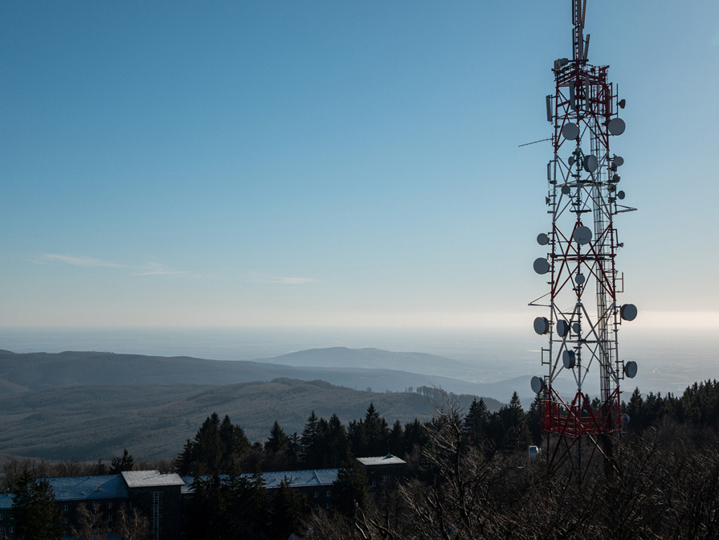 Một tháp di động trên núi trong thời tiết quang đãng. (Ảnh: Shutterstock/Wirestock Creators)
