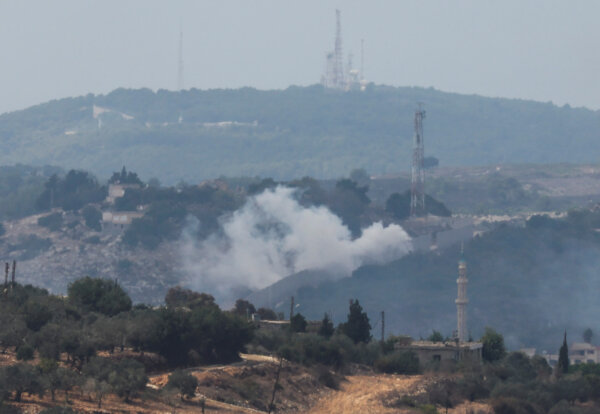 Làng Dhayra ở miền nam Lebanon sau cuộc pháo kích của Israel nhìn từ thị trấn Marwahin của Lebanon, hôm 11/10/2023. (Ảnh: Mohamed Azakir / Reuters)