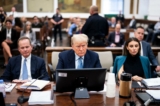 Cựu Tổng thống Donald Trump ngồi trong phòng xử án cùng các luật sư Christopher Kise (trái) và Alina Habba trong phiên tòa xét xử gian lận dân sự tại Tòa án Tối cao Tiểu bang New York ở thành phố New York hôm 18/10/2023. (Ảnh: Doug Mills-Pool/Getty Images)