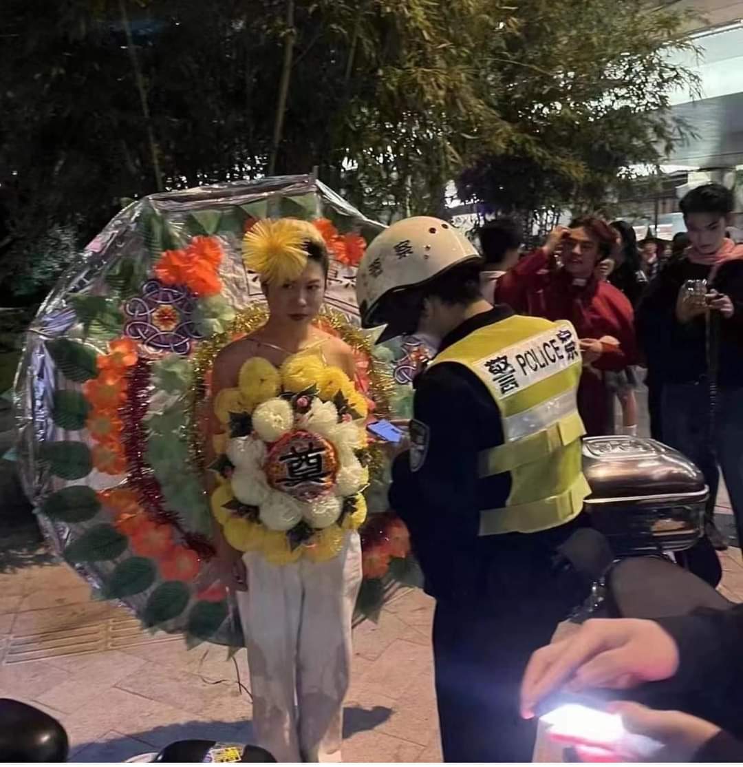 Trang phục nghệ thuật tưởng nhớ ông Lý Khắc Cường xuất hiện vào dịp Halloween ở Thượng Hải. Người biểu diễn đã bị cảnh sát thẩm vấn. (Ảnh trên mạng)