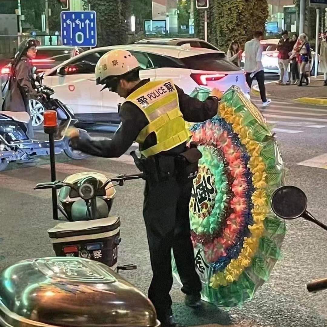 Vào dịp Halloween ở Thượng Hải, cảnh sát đã tịch thu những vật dụng nhạy cảm như vòng hoa. (Ảnh trên mạng)