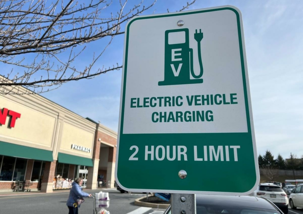 Bãi đậu xe điện tại một cửa hàng bách hóa ở Mount Joy, Pennsylvania, vào tháng 02/2023. (Ảnh: Beth Brelje/The Epoch Times)