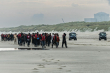 Hôm 12/06/2023, trên bãi biển Gravelines, Pháp, những người tị nạn cố gắng lên thuyền của người buôn lậu để đến Vương quốc Anh, nhưng bị cảnh sát Pháp ngăn chặn và phải quay trở lại đất liền. (Ảnh: Sameer Al-Doumy/AFP)