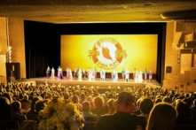 Công ty Nghệ thuật Biểu diễn Shen Yun Tân Kỷ Nguyên chào khán giả trước khi hạ màn tại Nhà hát Zellerbach hôm 16/01/2023. (Ảnh: Zhou Rong/The Epoch Times)