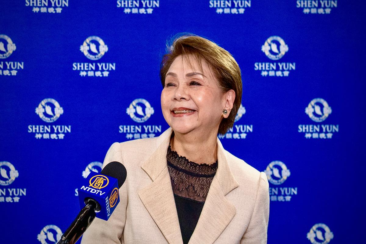 Bà Saito Yoshiko tại buổi biểu diễn của Đoàn Nghệ thuật Biểu diễn Shen Yun ở Trung tâm Hội nghị Nagoya hôm 22/12/2023. (Ảnh: /The Epoch Times)