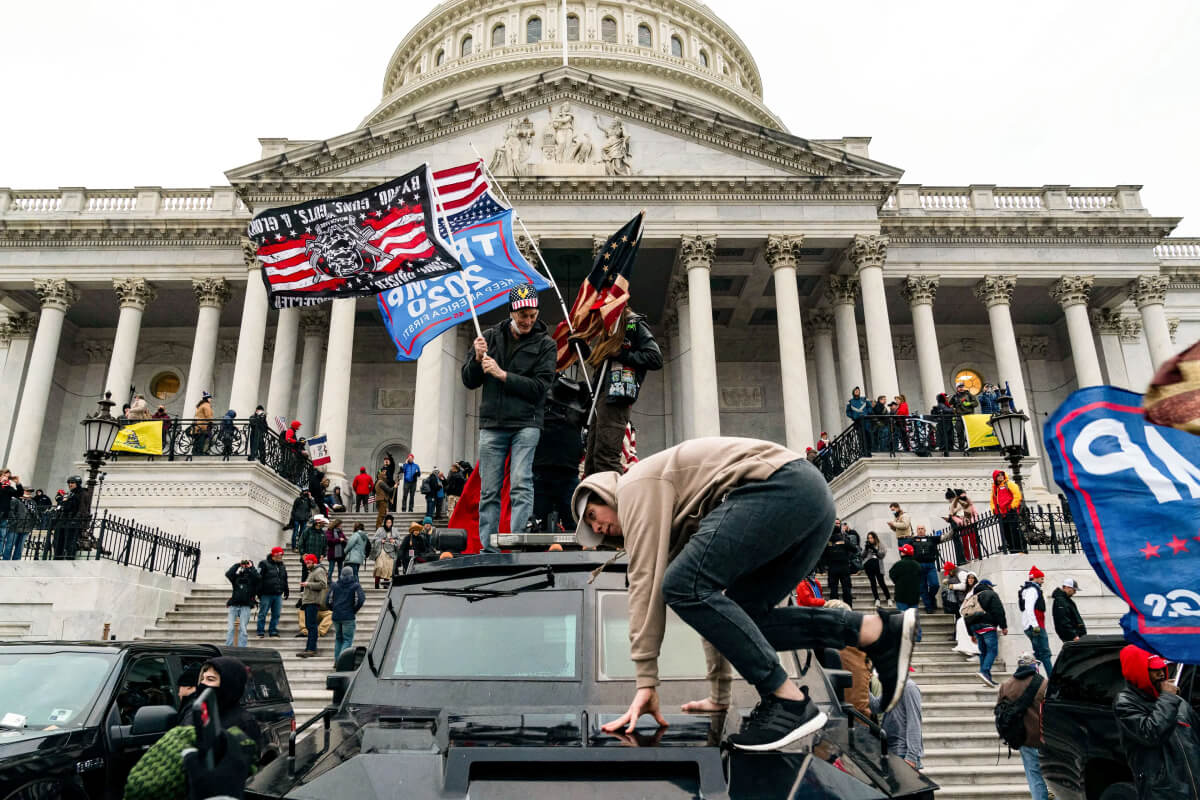 Những người ủng hộ cựu Tổng thống Donald Trump biểu tình bên ngoài Tòa nhà Quốc hội Hoa Kỳ ở Hoa Thịnh Đốn vào ngày 06/01/2021. (Ảnh: Alex Edelman/AFP qua Getty Images)