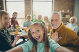 Bữa tối là cơ hội tuyệt vời để tạo dựng và đổi mới truyền thống gia đình, mang lại sự giao tiếp qua lại giữa người nhà với nhau. (Ảnh: Shutterstock)