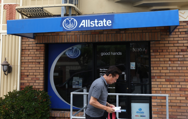 Một người đi bộ đi ngang qua một văn phòng bảo hiểm của Allstate ở San Francisco hôm 09/06/2023. (Ảnh: Justin Sullivan/Getty Images)