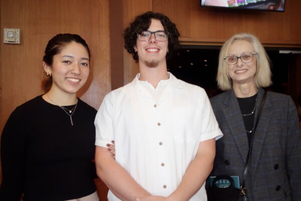 Bà Lydia Robinson (phải) cùng con trai Adam Price (giữa), và người bạn Lina Jackson thưởng thức Nghệ thuật Biểu diễn Shen Yun tại Nhà hát Jones Hall for the Performing Arts, ở thành phố Houston, tiểu bang Texas, hôm 01/01/2024. (Ảnh: Sarah Yu/The Epoch Times)
