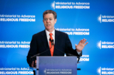 Ông Sam Brownback, lúc còn đang là đại sứ lưu động của Hoa Kỳ về Tự do Tôn giáo Quốc tế, tại Hội nghị Bộ trưởng nhằm Thúc đẩy Tự do Tôn giáo tại Bộ Ngoại giao ở Hoa Thịnh Đốn vào ngày 16/07/2019. (Ảnh: Samira Bouaou/The Epoch Times)