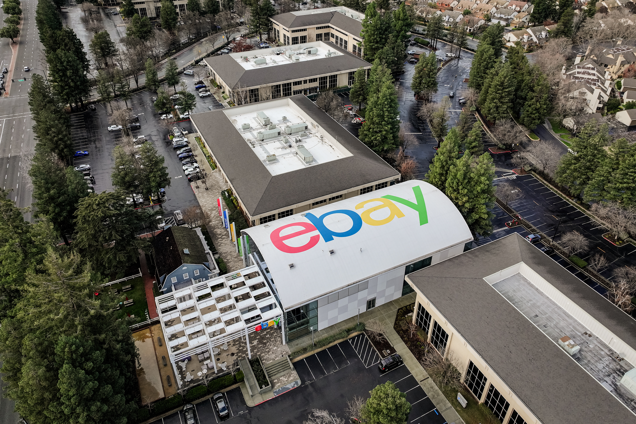 Biểu tượng eBay được hiển thị trên nóc trụ sở eBay ở San Jose, California, hôm 24/01/2024. (Ảnh: Justin Sullivan/Getty Images)
