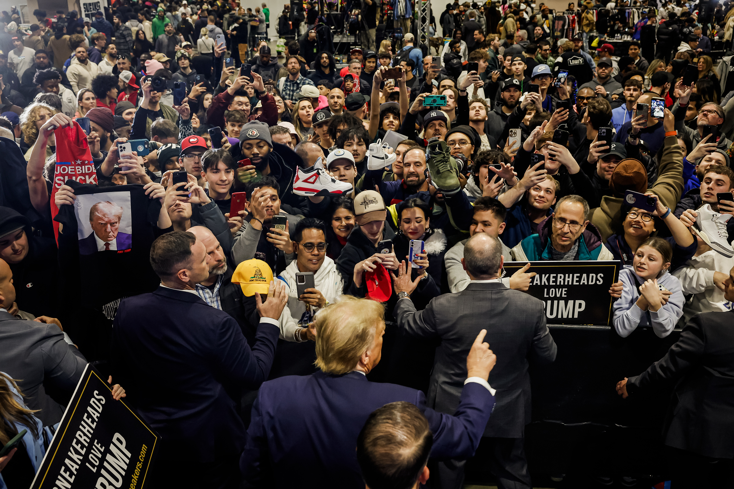 Cựu Tổng thống Donald Trump chào đón những người tham dự sau khi giới thiệu dòng giày mới mang dấu ấn riêng tại Sneaker Con ở Philadelphia, hôm 17/02/2024. (Ảnh: Chip Somodevilla/Getty Images)