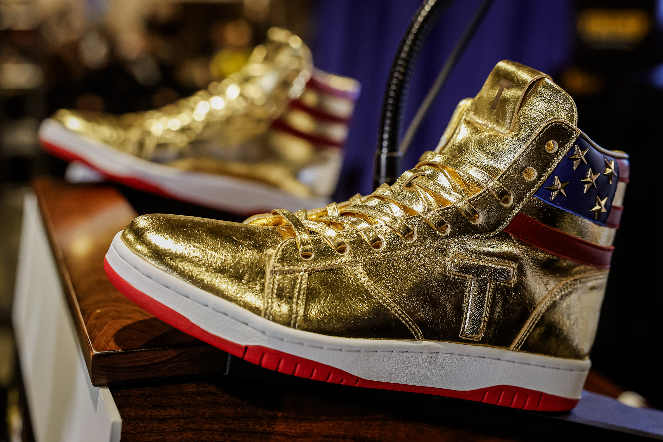 Cựu Tổng thống Donald Trump đã giới thiệu dòng giày mới mang dấu ấn riêng của mình tại Sneaker Con ở Trung tâm Hội nghị Philadelphia ở Philadelphia, hôm 17/02/2024. (Ảnh: Chip Somodevilla/Getty Images)