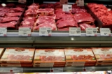 Giá thịt được niêm yết tại một cửa hàng bách hóa ở Upper West Side của New York, vào hôm 12/01/2022. (Ảnh: Timonty A. Clary/AFP qua Getty Images)