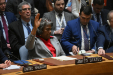 Đại sứ Hoa Kỳ tại Liên Hiệp Quốc Linda Thomas-Greenfield bỏ phiếu trắng trong cuộc bỏ phiếu về nghị quyết kêu gọi ngừng bắn ngay lập tức ở Gaza trong cuộc họp của Hội đồng Bảo an Liên Hiệp Quốc về tình hình Palestine, tại trụ sở Liên Hiệp Quốc ở New York, hôm 25/03/2024. (Ảnh: Angela Weiss/AFP qua Getty Images)