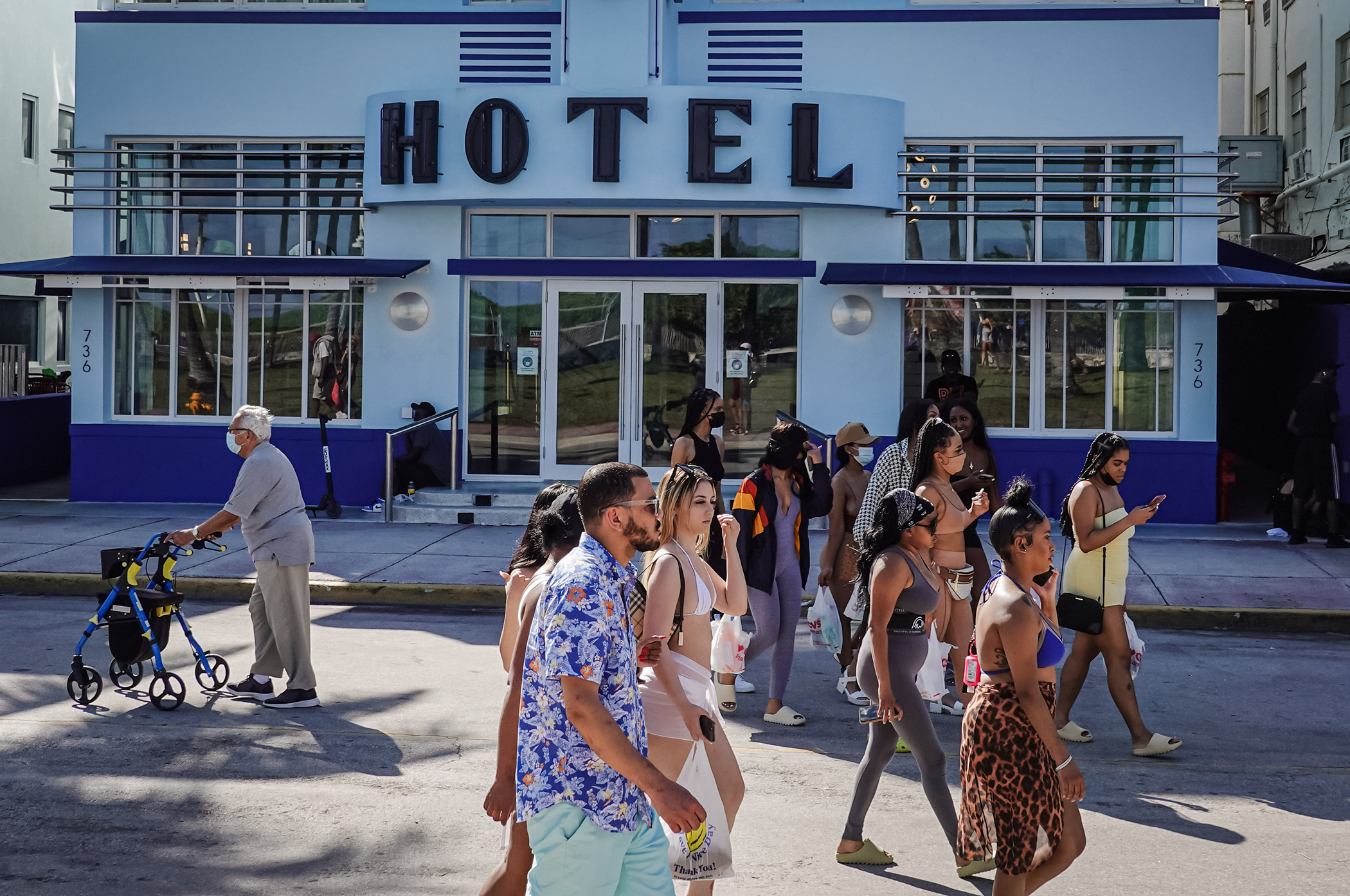 Du khách đi bộ dọc theo đường Ocean Drive trong kỳ nghỉ xuân ở thành phố Miami Beach, Florida, vào ngày 16/03/2021. (Ảnh: Joe Raedle/Getty Images)