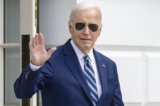Tổng thống Joe Biden vẫy tay khi bước tới trực thăng Marine One khi ông khởi hành từ Bãi cỏ phía Nam của Tòa Bạch Ốc ở Hoa Thịnh Đốn, hôm 25/04/2024. (Ảnh: Jim Watson/AFP qua Getty Images)