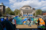 Mọi người đi bộ tại khu cắm trại ủng hộ Palestine tại Đại học Columbia ở New York, hôm 26/04/2024. (Ảnh: Adam Gray/Getty Images)