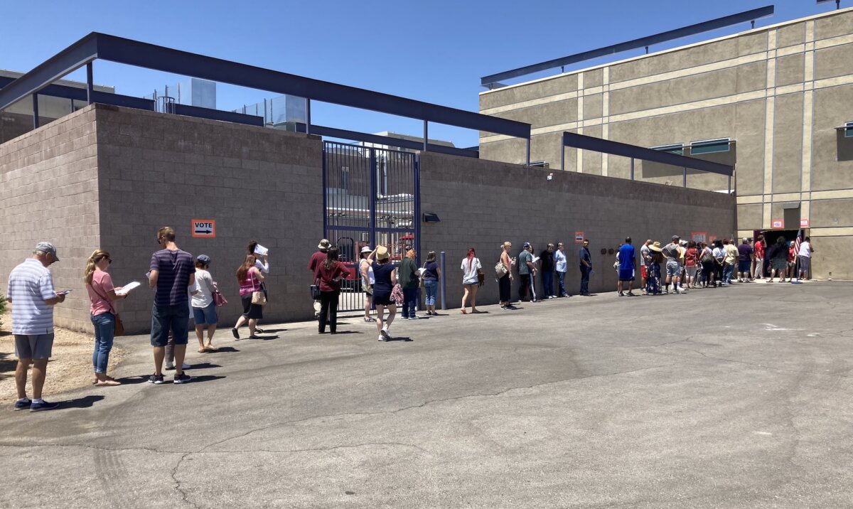 Cử tri xếp hàng bỏ phiếu tại Trung tâm Cộng đồng Desert Breeze gần Las Vegas trong cuộc bầu cử sơ bộ ngày 14/06/2022 ở Nevada. (Ảnh: John Haughey/The Epoch Times)
