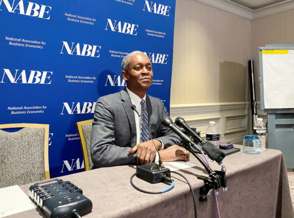 Chủ tịch Ngân hàng Dự trữ Liên bang Atlanta Raphael Bostic nói chuyện với các phóng viên tại cuộc họp chính sách thường niên của Hiệp hội Kinh tế Kinh doanh Quốc gia tại Hoa Thịnh Đốn, ngày 21/03/2022. (Ảnh: Ann Saphir/Reuters)