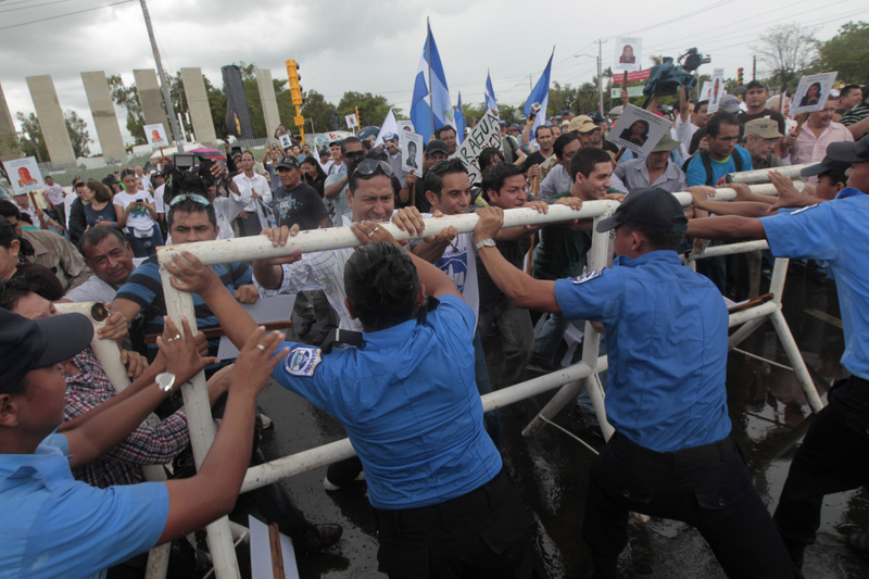 Do việc xây dựng kênh đào Nicaragua có thể gây nên thảm họa môi trường, nên các nhân sỹ bảo vệ môi trường ở Nicaragua đã tập trung tại tòa nhà Quốc hội để biểu tình phản đối dự án này vào ngày 13/06/2013. (Ảnh: Inti Ocon/AFP)