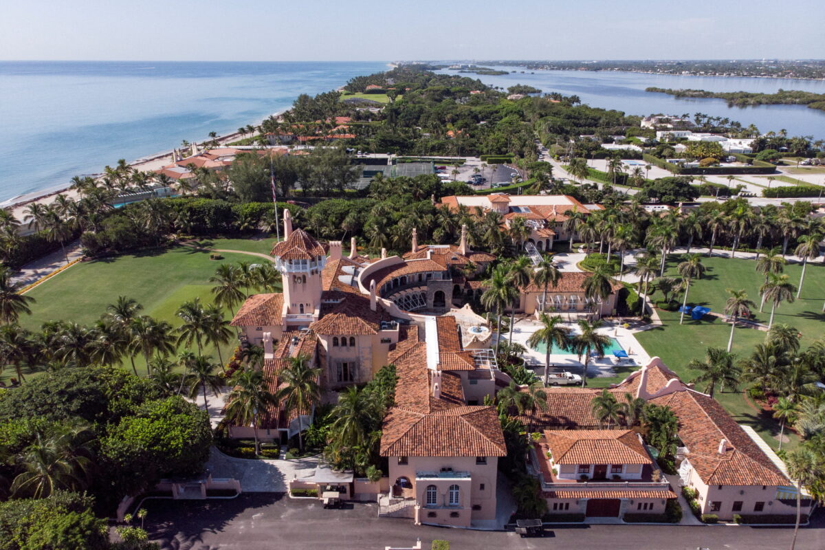 Hình ảnh từ trên không chụp tư dinh Mar-a-Lago của cựu Tổng thống Donald Trump sau khi cuộc đột kích của đặc vụ FBI, ở Palm Beach, Florida, vào ngày 15/08/2022. (Ảnh: Marco Bello/Reuters)
