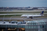Một phi cơ Airbus A320 của hãng hàng không United Airline đáp xuống Phi trường Quốc tế O’Hare ở Chicago, Illinois, vào ngày 11/04/2017. (Ảnh: Reuters/Kamil Krzaczynski)